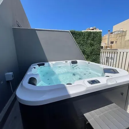 Luxurious Penthouse - Jacuzzi - Best Location Sliema
