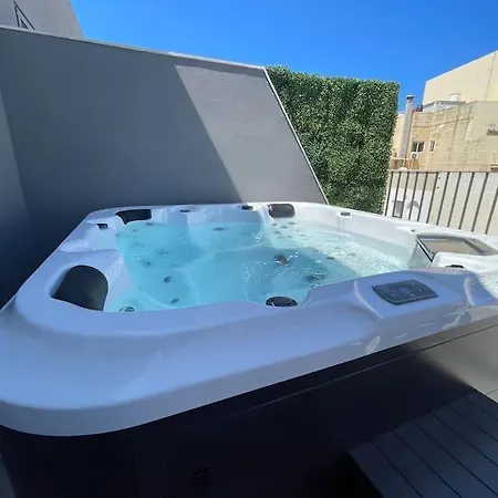 Luxurious Penthouse - Jacuzzi - Best Location * Sliema