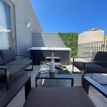 Luxurious Penthouse - Jacuzzi - Best Location